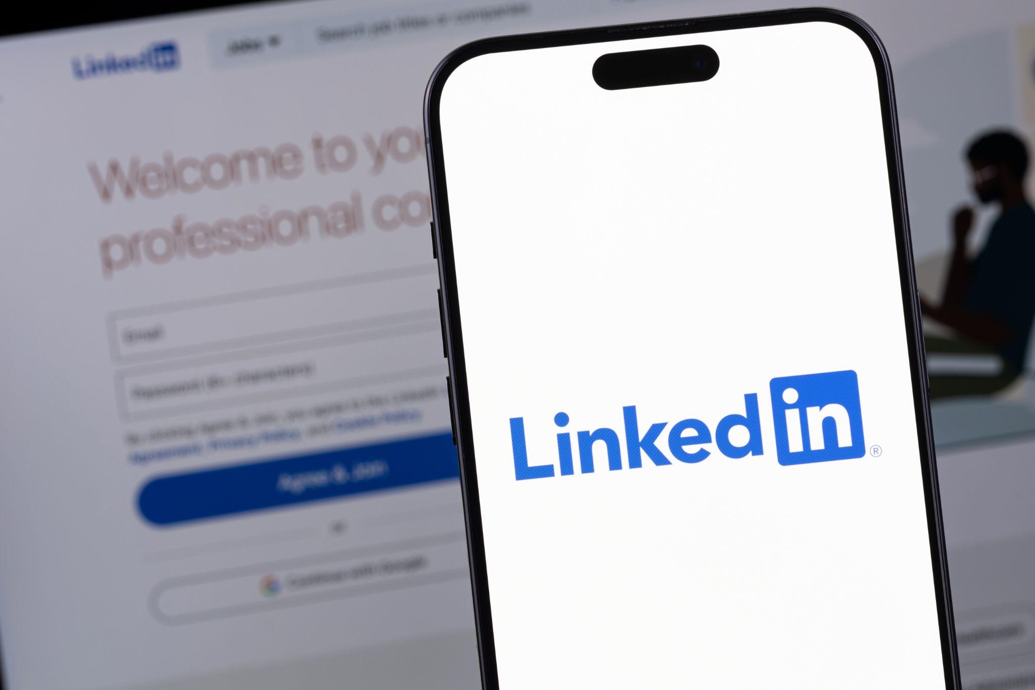 For overseas online marketing specialists, take note: LinkedIn now allows clickable links to be added to photos and posts!